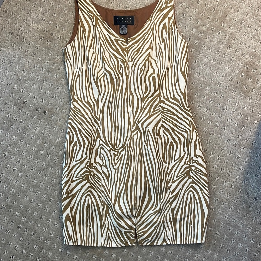 Finity Studio Sexy fitted zip front dress